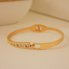 Bracelete grosso com detalhes de zircônia no meio folheado em ouro 18k - comprar online