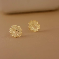Brinco em formato de flor efeito 3d folheado em ouro 18k