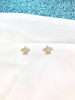 Brinco pequeno em formato de tartaruga folheado em ouro 18k - comprar online