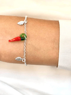Pulseira com folhinhas e pingente de pimenta folheada em prata - comprar online