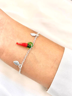 Pulseira com folhinhas e pingente de pimenta folheada em prata na internet