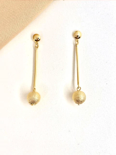 Brinco em formato de palito com bolinha na ponta folheado em ouro 18k na internet