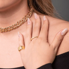 Anel grosso quadrado liso e reto folheado em ouro 18k