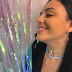 Colar com bolinhas azul e detalhes no meio folheado em prata - comprar online