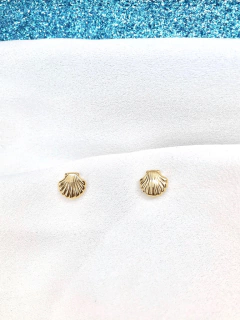 Brinco pequeno em formato de concha do mar folheado em ouro 18k - comprar online