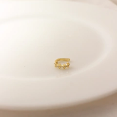 Piercing fake minimalista cravejado com cristais folheado em ouro 18k