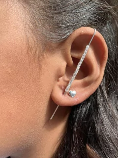 Brinco com piercing fake transversal com tira de strass folheado em prata - comprar online