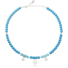 Colar com bolinhas azul e detalhes no meio folheado em prata