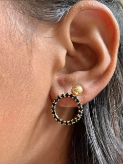 Brinco circular com strass na cor preta folheado em ouro 18k - comprar online