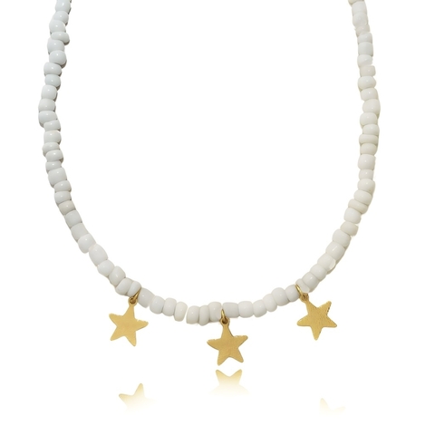 Colar de miçangas branco com três estrelas folheado em ouro 18k