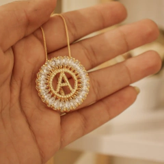 Colar de letra grande cravejado personalizado folheado em ouro 18k