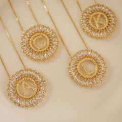Colar de letra grande cravejado personalizado folheado em ouro 18k - comprar online