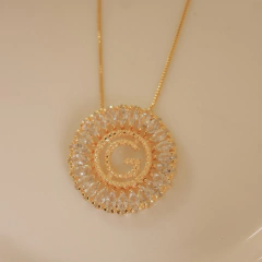 Colar de letra grande cravejado personalizado folheado em ouro 18k na internet