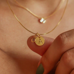 Colar medalha pequena com letra inicial e zircônia folheado em ouro 18k