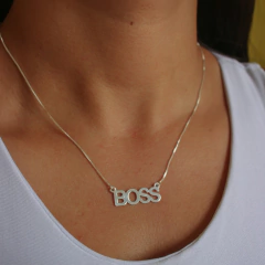Colar com nome personalizado BOSS em letra maiúscula folheado em prata na internet