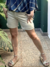 Bermuda Boyfriend Colorida Bege em look casual com sandálias.