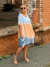 Mulher usando o Vestido Ayla Tie Dye em um ambiente ao ar livre.