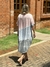 Mulher usando o Vestido Ayla Tie Dye em um ambiente ao ar livre.