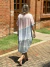 Mulher usando o Vestido Ayla Tie Dye em um ambiente ao ar livre.