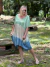 Mulher usando o Vestido Ayla Tie Dye em um ambiente ao ar livre.