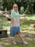 Mulher usando o Vestido Ayla Tie Dye em um ambiente ao ar livre.