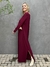 vestido longo, bem amplo, na cor marsala, tem um estilo despojado e moderno