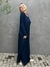 vestido longo, bem amplo, na cor azul marinho, tem um estilo despojado e moderno