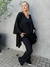 conjunto calça + blusa manga longa decote V com detalhe de listra na calça e na blusa, cor preto