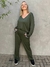 conjunto calça + blusa manga longa decote V com detalhe de listra na calça e na blusa, cor verde militar