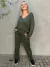 conjunto calça + blusa manga longa decote V com detalhe de listra na calça e na blusa, cor verde militar
