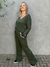 conjunto calça + blusa manga longa decote V com detalhe de listra na calça e na blusa, cor Verde Militar