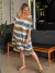 Mulher usando o Vestido Ayla Tie Dye em um ambiente ao ar livre.