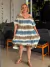Mulher usando o Vestido Ayla Tie Dye em um ambiente ao ar livre.