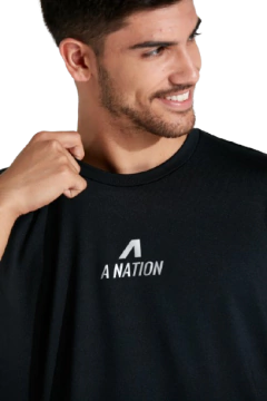 REMERA HOMBRE SCULPTOR BLACK GREY en internet