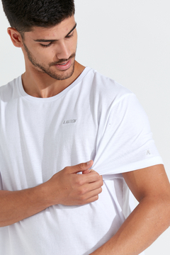 REMERA HOMBRE BASIC WHITE en internet