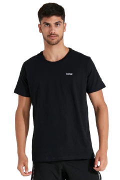 REMERA HOMBRE BASIC BLACK CON LOGO en internet