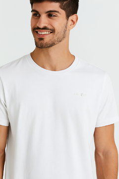 REMERA HOMBRE BASIC WHITE CON LOGO - comprar online