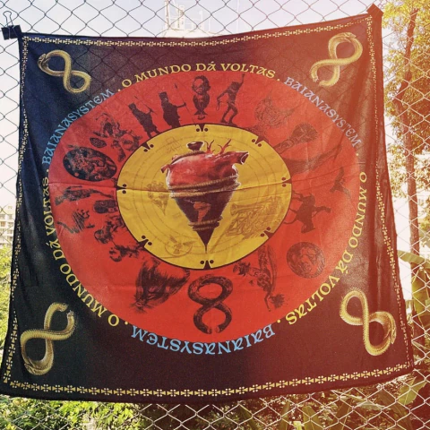 BANDEIRA O MUNDO DÁ VOLTAS - comprar online