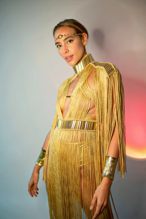 Vestido em Macramê com colarinho com tubos metálicos quadrangular