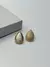 Brinco gota detalhes banhado a ouro 18k