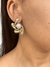 Brinco meia flor com pérola banhado a ouro18k