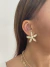 Brinco flor G com detalhes banhado a ouro18k