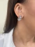 Brinco espiral com zircônias banhado a prata