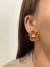 Brinco flor esmaltada marrom banhado a ouro18k