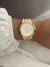 Relógio G dourado com fundo branco aço a prova d’água