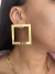 Brinco quadrado com ponto de luz P banhado a ouro 18k