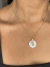 Colar pingente filho com fundo branco banhado a ouro18k