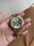 Relógio redondo fundo branco com dourado e brilho