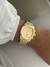 Relógio quadrado com detalhes oval dourado