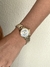 Relógio mini redondo dourado com fundo branco